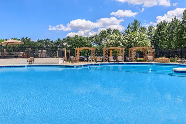 $1,642 / 1br - 620ft2 - Central Air and Heating, Shimmering Swimming Pool, 1/bd 1/ba (250 S Whiting St, Alexandria, VA)63896395192834120