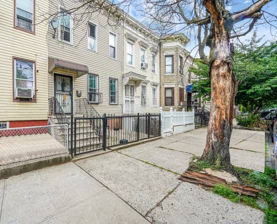$979,000 / 4br - 1700ft2 - Charming and Spacious Crown Heights Home For Sale (Crown Heights)63945498918274120