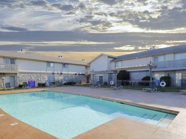 $935 / 2br - 975ft2 - BBQ Grills throughout the community, Gated Community, Assigned Parking (Lakewood Gardens offers a comfortable, convenient lifes)63806171514625122