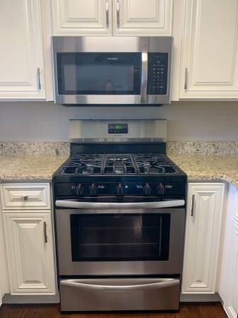 $199,900 / 3br - 1323ft2 - Nice Condo! Granite countertops, gas range and washer/dryer! (Bristol)64282881301633121