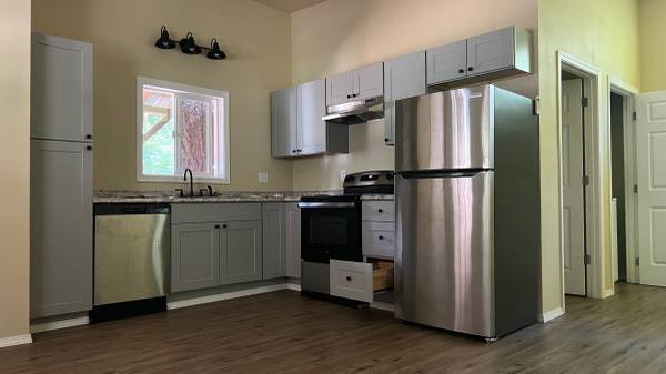 $900 / 2br - Room available in Welches (Welches area)64039061415553121