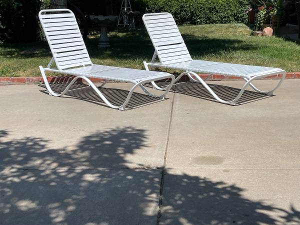 2 WHITE LAYING RECLINERS 1