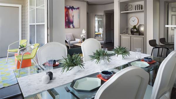 $1,165 / 1br - Massive Renovated 1BR | Get 4 Weeks FREE (South)63979117866115124