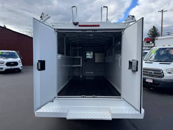 2017 Chevrolet Express 3500 Cutaway - Photo 9