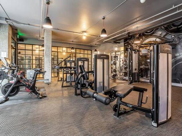 $3,131 / 1br - 951ft2 - Viva por encima y más allá de un moderno departamento de 1 habitación con acceso a suite para invitados (Capitol Hill)63852481883395124