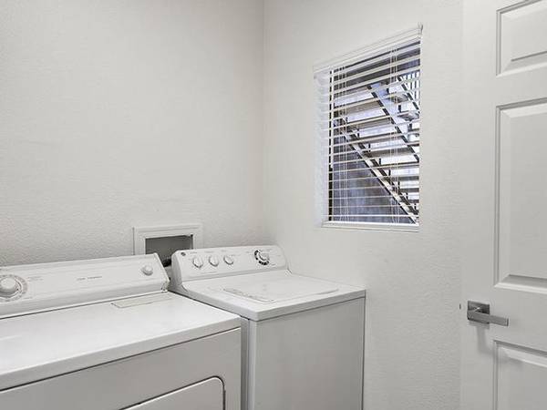 $1,449 / 2br - 961ft2 - Vinyl Flooring, Washer/Dryer, Controlled Access/Gated64024822746241124