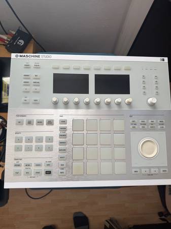 Native Instruments Maschine Studio White 1