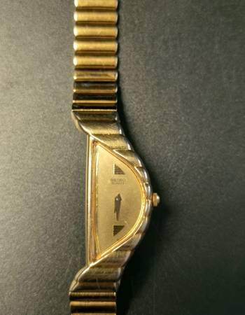 SEIKO　Rivoli ゴールド 腕時計 SOLD // Vintage SEIKO Rivoli Gold Tone Half Moon Quartz