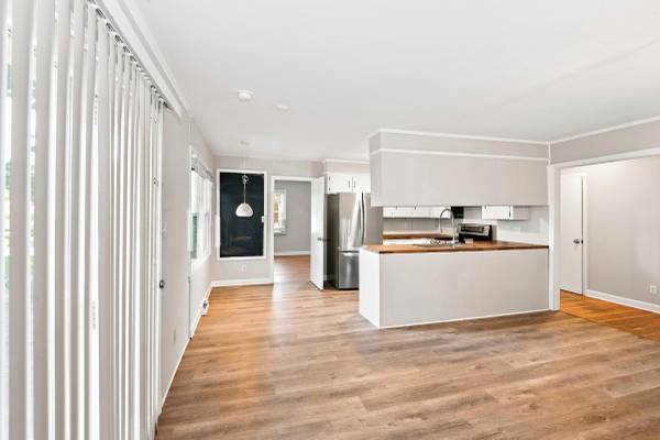 Gorgeous fully 3-beds 2-baths single-family home 1
