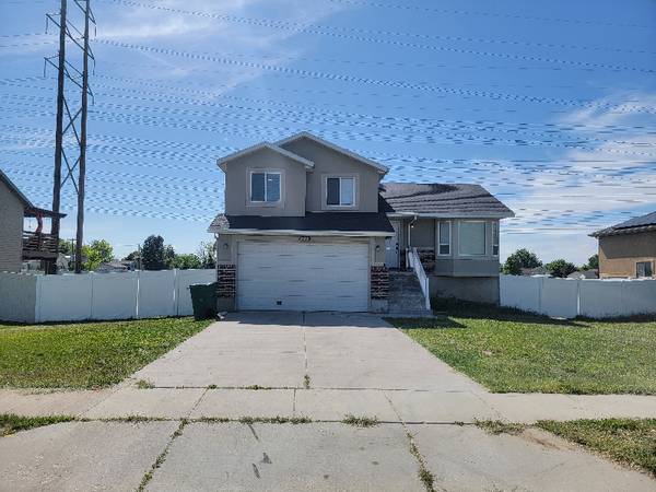 Spacious 4 Bed/3 Bath Single Family Home in Roy, UT on 0.5 Acre - $2,1 1
