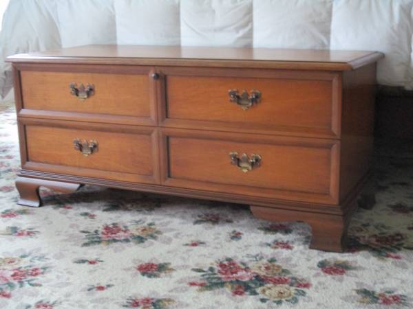 Maple Cedar Chest/Blanket Box, Like New. 1