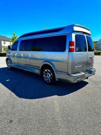2015 - GMC Savana 2500 9 Passenger Explorer (Low miles )6.0 lit - $31,00063616738412931123