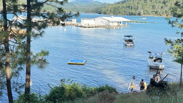 $549 / 4br - LAKEFRONT Lake Shasta, Sleeps 14, Retreat #2 (Lakehead, CA)64148859144066122