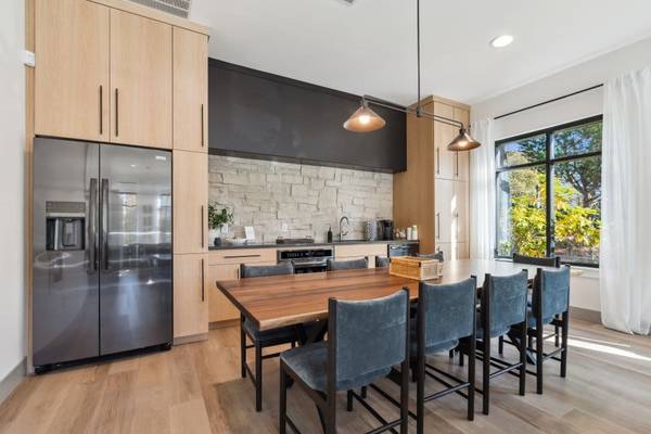 $1,784 / 1br - 787ft2 - 1/BD 1/BA, Walk-In Closets, MAX Light Rail Views (6199 NE Alder St, Hillsboro, OR)63831535462785120