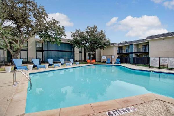 $1,350 / 2br - 1250ft2 - Ceiling Fans, Pool, Playground (8225 Calmont Ave, Fort Worth, TX)63622616094593123