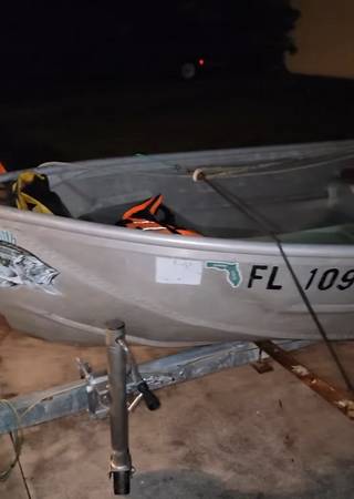 12' Casco V de Fibra de Aluminio Ligero y Remolque para Barco de 15' jon - $1,100 (Hallandale Beach, Florida)63471414063619123