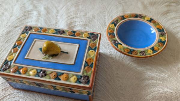 Polychrome glazed Italian ceramic box 1