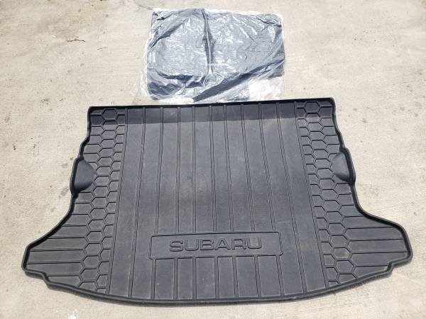 Subaru trunk insert & floor mats 1