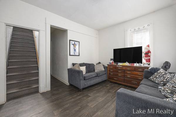 $210,000 / 4br - 1089ft2 - Charming 4-Bedroom Home in SW Grand Rapids — Land Contract Available (Grand Rapids)64180499466882121
