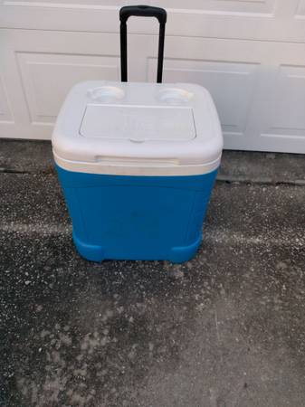 Igloo Ice Cube Two Wheeled Ice Cooler Tow Handle Top Storage Tray 1