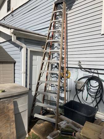 12’ FIBERGLASS STEP LADDER (16’ Reach) 1