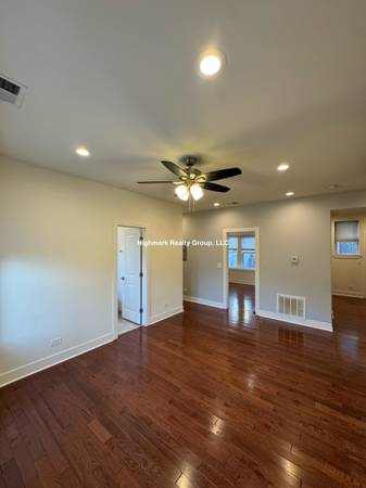 $2,100 / 2br - 🍃🌊🥗Breezes & Brick 2BD✨In-Unit Laundry • Central Air🍃🌊🥗 (Chicago)63959876260739123
