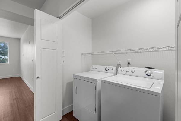 $2,110 / 3br - 1286ft2 - Disposición, Calefacción y Aire Central, Techos de 9" (3003 Queensgate Drive)63838123149441122