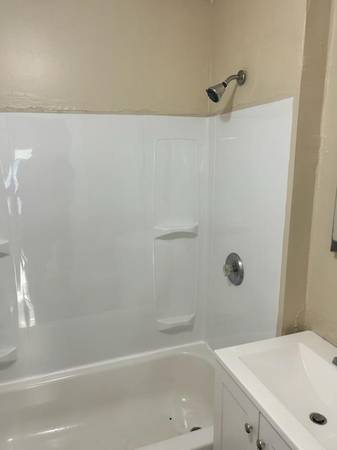 $950 / 2br - 900ft2 - Tremont - Near Christmas Story House (Tremont - South of Clark)63860363437827124