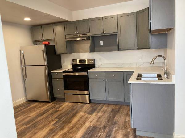 Renovated 1 bedroom close to the train station 1