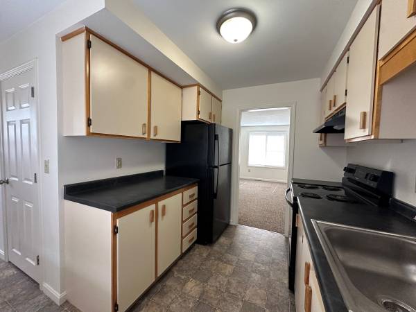 $2,400 / 2br - 980ft2 - End unit town home with fire place! 2 cats allowed. (Milford)63931925091203123