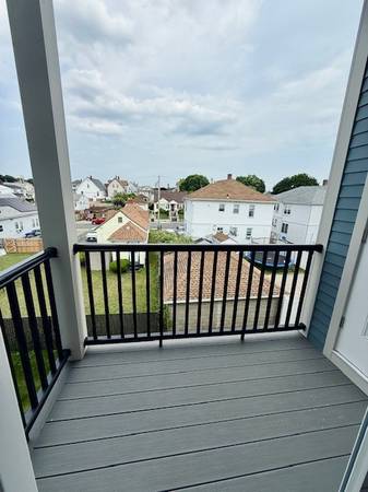$2,075 / 2br - 962ft2 - Charming 2-Bedroom with a Private Outdoor Space! (Pawtucket)64002827449987122
