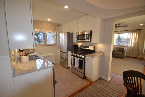 $1,395 / 1br - 750ft2 - L-3 Centrally located 1BR 1BA furnished apartment (PLEASANT RIDGE)63974472609794122