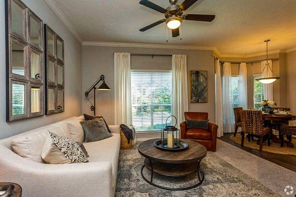 $1,300 / 1br - Great Location! Look & Lease Special (Sugar Land)63924170655619120