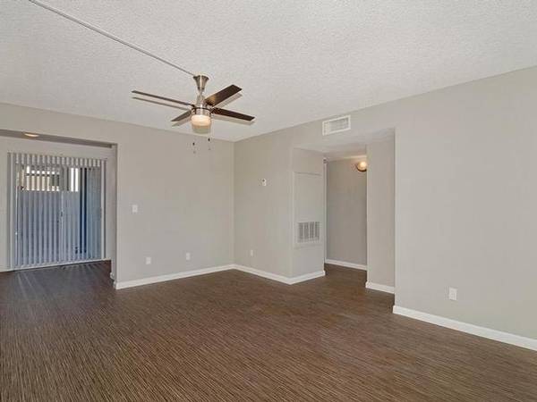 $1,325 / 2br - 980ft2 - Range, Two Tone Paint, Ceiling Fans, Dishwasher (North Phoenix)64024994300674121