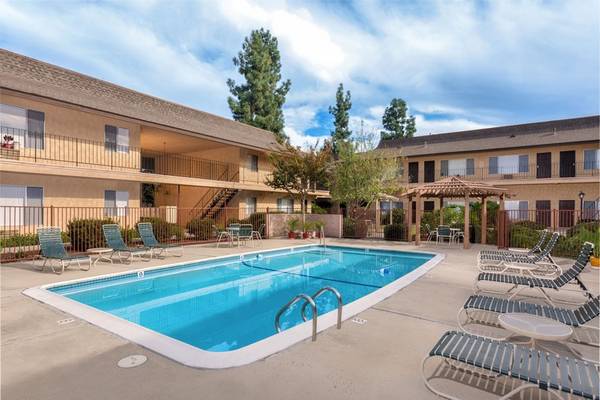 $2,395 / 2hab - 960ft2 - Sin depósito por mascotas, Programa de referidos de residentes, Área de parrilla de gas (9205 Carlton Oaks Dr, Santee, CA)63663974010753120