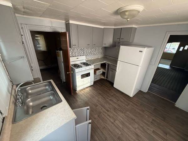 $79,228 / 2br - 920ft2 - Casa de 2 habitaciones con estacionamiento en entrada para autos y patio cercado – Toledo (Toledo)63836552844163123