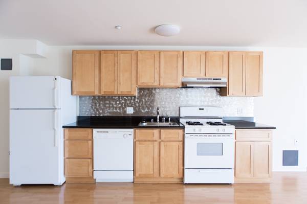 $2,200 / 600ft2 - Close to Caltrain, Large Studio by South Park (SOMA / south beach)64017516701057123