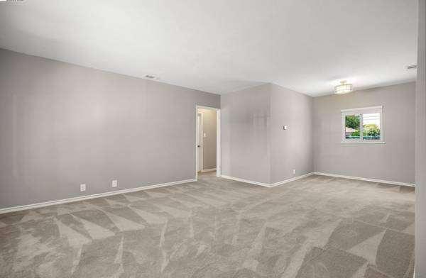 $2,150 / 3br - 952ft2 - JOYA ENCANTADORA EN HAYWARD 3 DORMITORIOS 1 BAÑO (Custer Rd, Hayward)63857952065027123