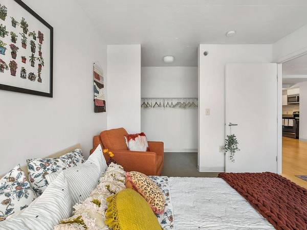 $2,295 / 1br - 560ft2 - Maple or Concrete Flooring, Secure Mailboxes, Open Floorplans (U-District)63944964141442124