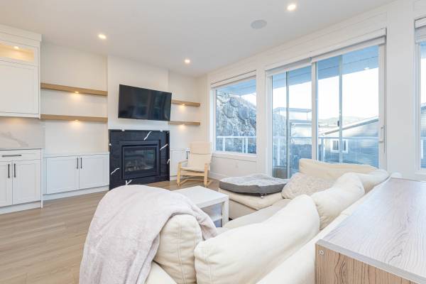Bright & Modern 3 Bedroom + Den Home- Langford 5