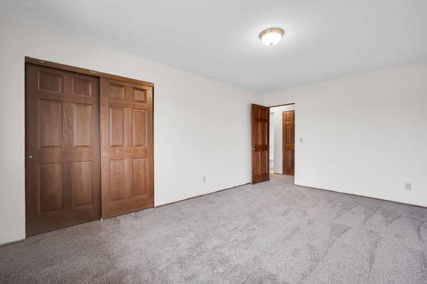 $1,195 / 2br - 800ft2 - ¡Dos dormitorios disponibles ahora-noviembre! Town Terrace- Downtown Hopkins (Hopkins)63868700116611124