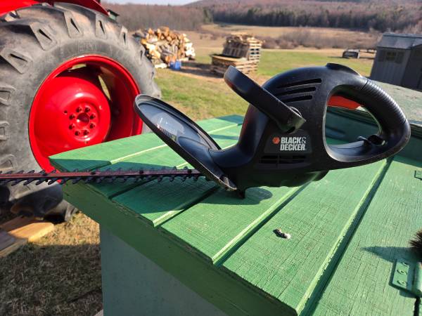 Black & Decker 17in. Hedge Trimmer 1