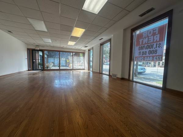 $1,100 Retail/Office Space for Rent (Milwaukee & Devon)64041476631681121