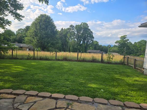 $279,900 / 2br - 1151ft2 - Charming Cottage in East Flat Rock (East Flat Rock)64029206317569122
