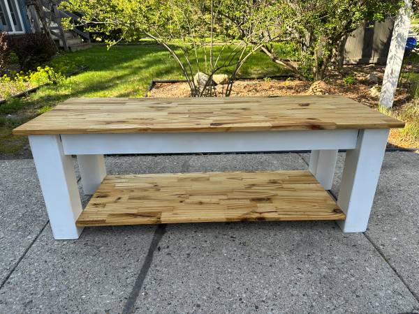 Hermosa mesa pequeña o mesa de centro de madera maciza - $85 (Waukesha)63470635567491120