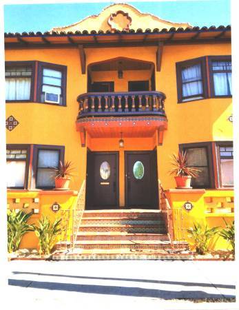 $874 / 3br - 135ft2 - Large Middle Bedroom - Spectacular Spanish 4-Plex, Upper Unit (DTLA – L.A. LIVE – STAPLES CENTER - USC)63953222347650123