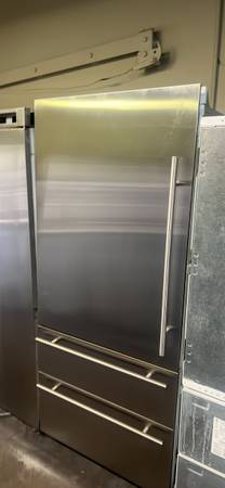VIKING 36”WIDE BUILT IN 7 SERIES BOTTOM FREEZER 1