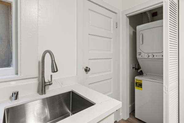 $2,595 Renovated Nob Hill Studio with In Unit Laundry! (nob hill)63938630870403123