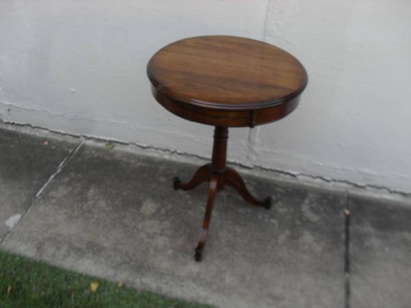 Accent Table - Round - Solid Wood 1
