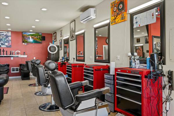 $449,950 / 1164ft2 - Great Barbershop (Office Building) For Sale In Tacoma (Tacoma)63659466256001124